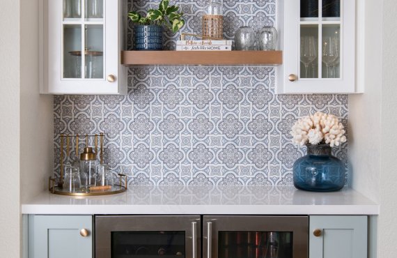 ast-lena-hr-winter-blue-backsplash-must-credit-leighannrowe-photo-design-by-streamline_construction_inc-madisonbettis-1